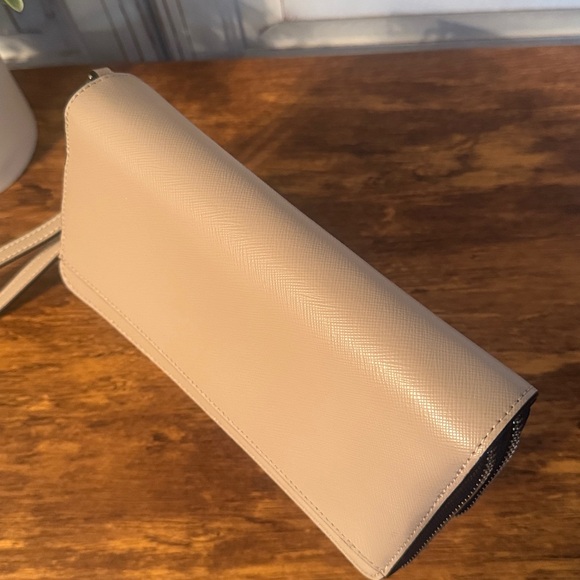 Kate Spade Staci Large
Carryall Beige Black Leather Wristlet K5786 Msrp $239 - Picture 7 of 11